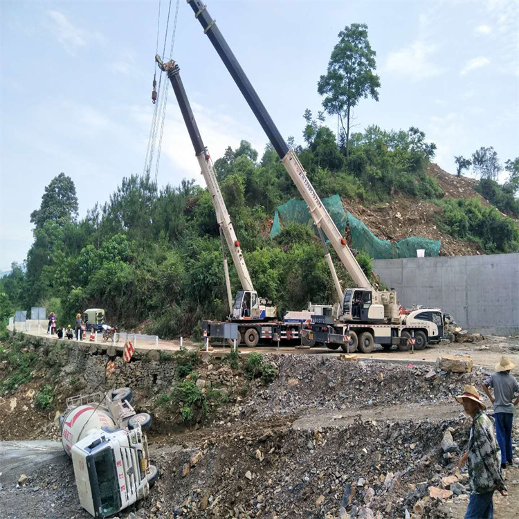 巴东汽车掉沟里叫吊车救援要多少钱